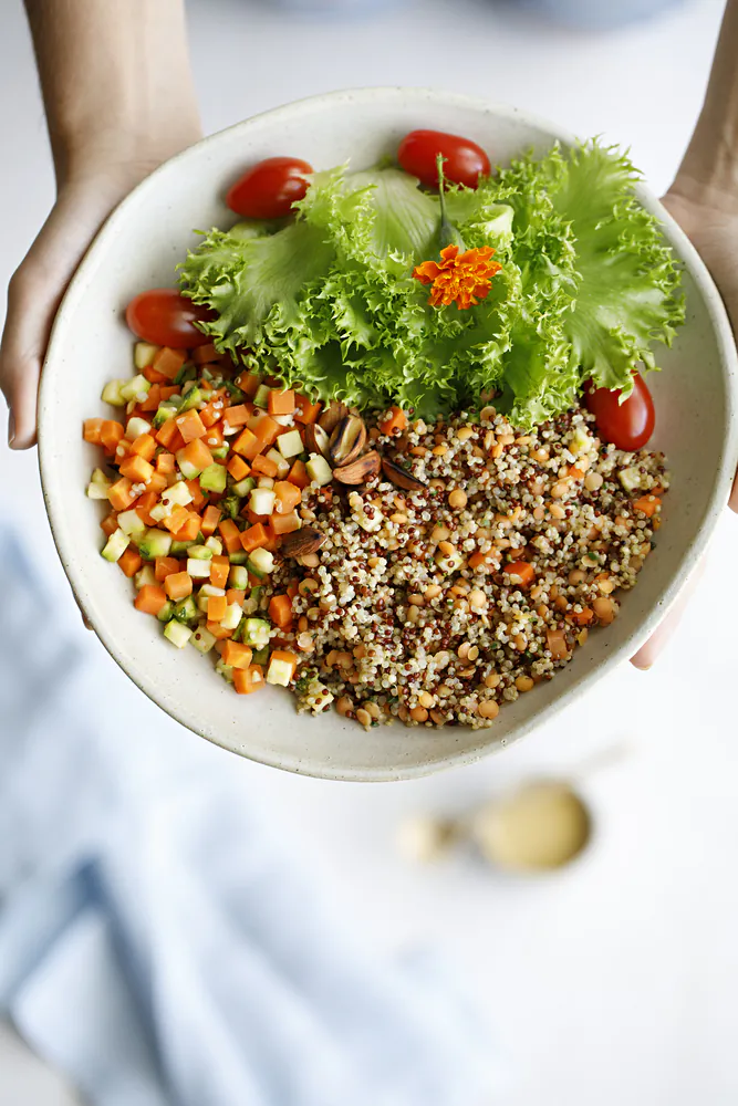 Salada de Quinoa e Lentilha + molho de tahine